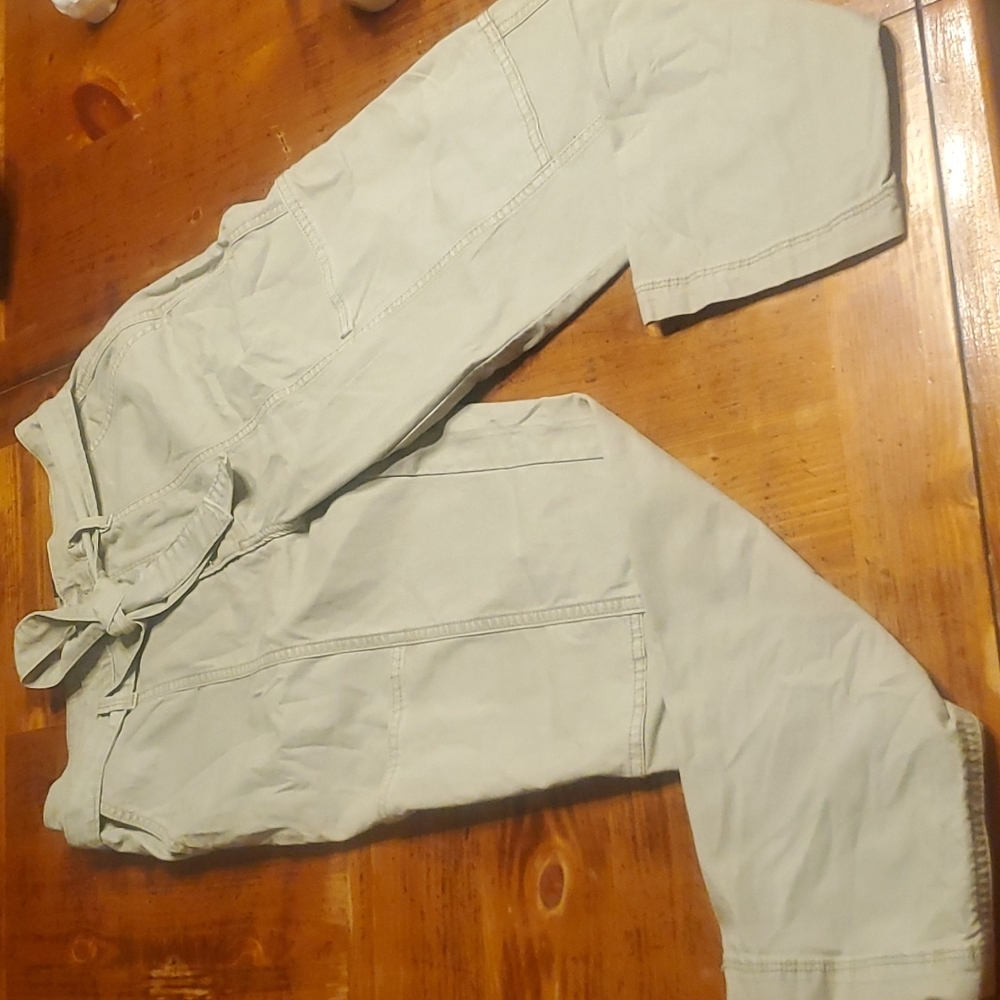 Universal Thread , size 8, khaki cargo pants